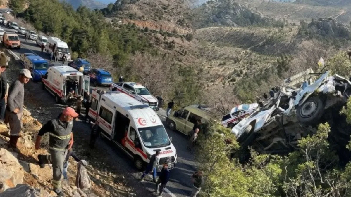 Mersin'de feci kaza! 3 ölü, 14 yaralı