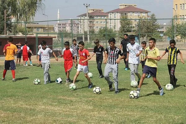 Terör mağduru çocuklara futbol eğitimi
