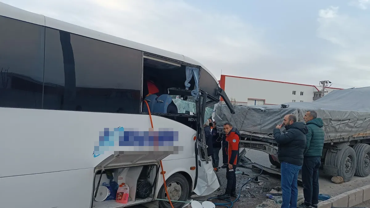 Kayseri’de feci kaza: İşçi servisi TIR’a ok gibi saplandı! 22 yaralı Kayseri’de feci kaza: İşçi servisi TIR’a ok gibi saplandı! 22 yaralı