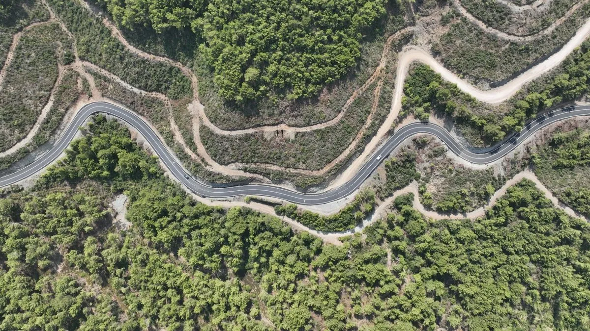 Yıllardır yapılmayan 7,5 kilometrelik köy yolu 35 günde ulaşıma açıldı