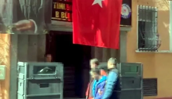 kafede-oturan-kadinin-cep-telefonunu-calan-hirsiz-kiskivrak-yakalandi-1777907194119.jpg
