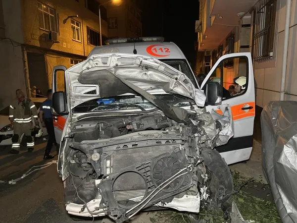 bayrampasada-korkunc-kaza-ambulans-ile-otomobil-carpisti-yaralilar-var-1787032058181.jpg