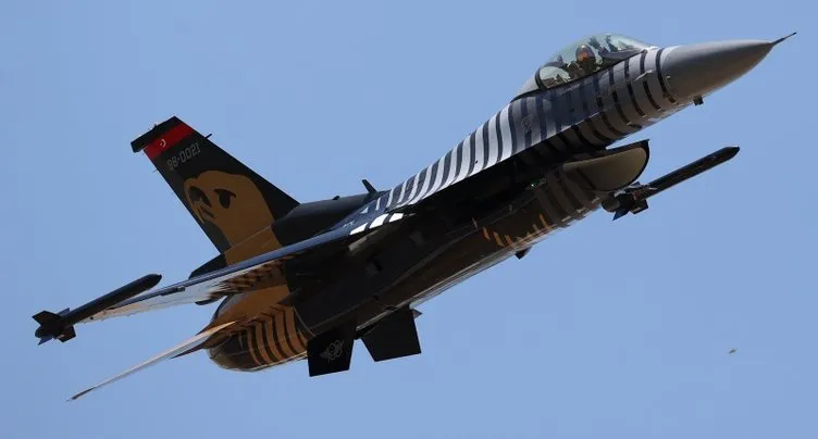SOLOTÜRK’ten inanılması güç Kobra Hareketi! F-16 ile en düşük irtifada en düşük hızla şahlanış! Dünyada bir ilk...