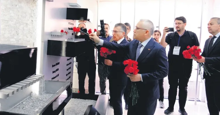 Madımak’ta ölenler karanfillerle anıldı