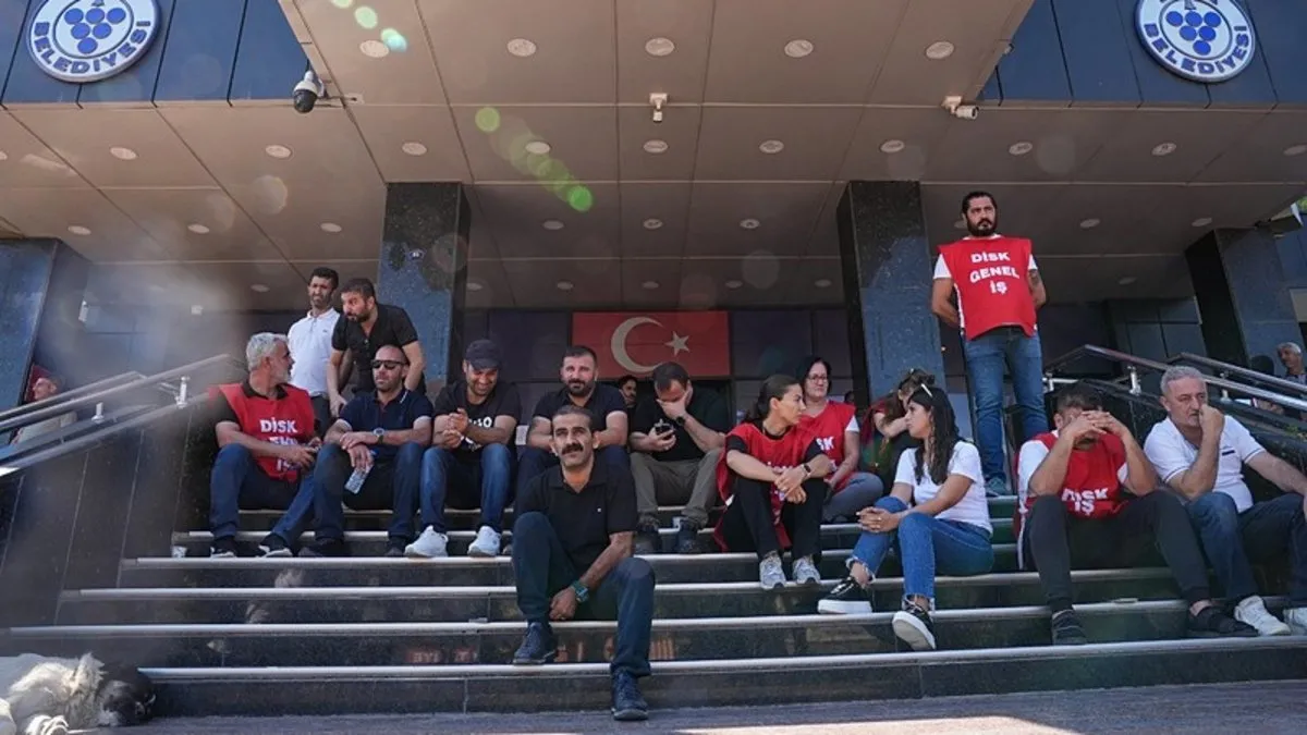 Buca Belediyesi #39 nde maaş alamayan işçiler belediye binasını #39 işgal Buca Belediyesi #39 nde maaş alamayan işçiler belediye binasını #39 işgal