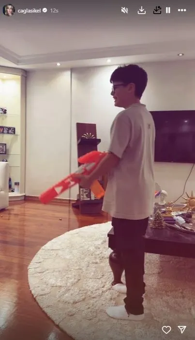 Çağla Şıkel çocuklarını paylaşmaya doyamıyor! Çağla Şıkel’in oğlu Kuzey şimdi mankenlere taş çıkarıyor!