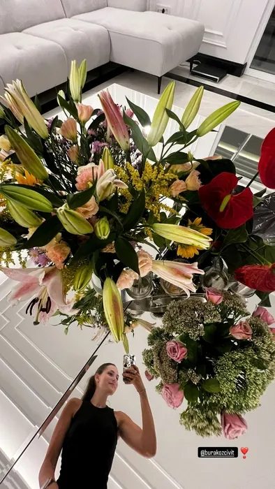 Tatil bitti Fahriye Evcen’i çiçekler karşıladı! Burak Özçivit’ten güzel eşi Fahriye Evcen’e romantik jest!