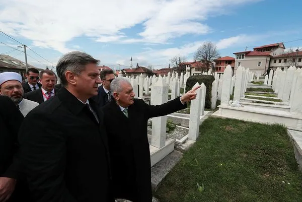 Başbakan Binali Yıldırım Bosna Hersek'in ilk Cumhurbaşkanı İzzetbegoviç'in kabrini ziyaret etti