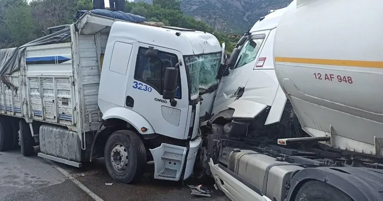 Bitlis’te feci kaza: Yakıt tankeri ve TIR kafa kafaya çarpıştı!
