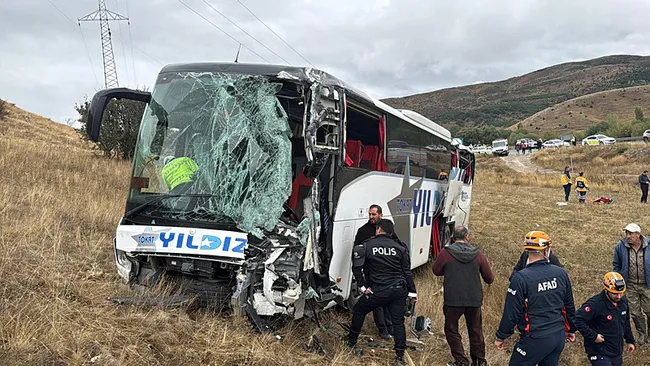 sivasta-feci-kaza-yolcu-otobusu-ile-tir-carpisti-3u-agir-23-yarali-1759239087536.jpeg Sivas'ta feci kaza! Yolcu otobüsü ile TIR çarpıştı! 3'ü ağır 23 yaralı!