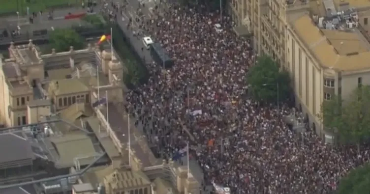 Avustralya’da on binler meydanlara indi