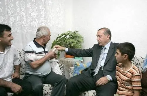Başbakan Erdoğan’ın iftarda gecekondu ziyareti