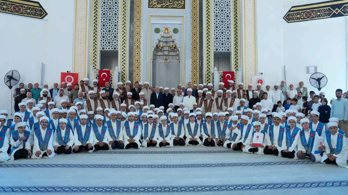 Esenler'de icazet alan hafız adayları ve törenden genel görüntü.