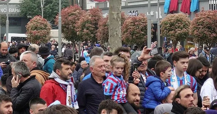 Trabzonspor taraftarları şehir merkezinde toplanmaya başladı