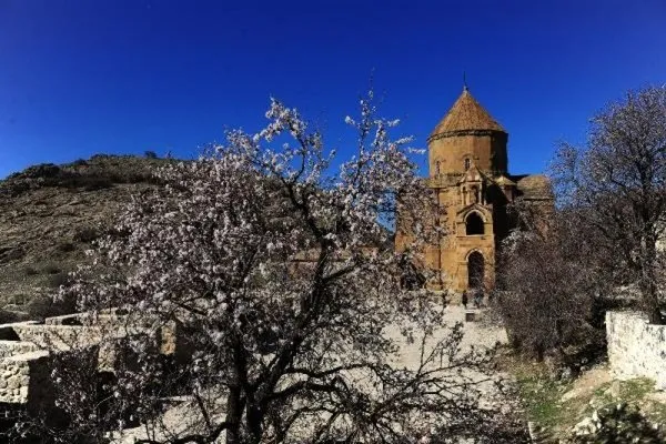 Akdamar Adası'nın doyumsuz bahar manzarası