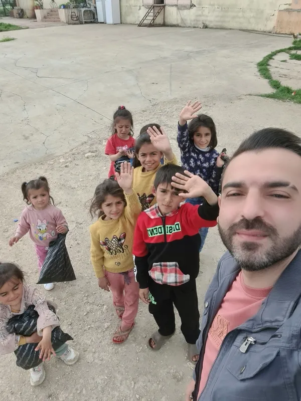 bir-yandan-yardim-bir-yandan-muzik-calismalarini-surduruyor-1684838239843.jpg