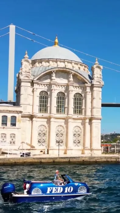 Fedon milyonluk Watercar’ıyla Boğaz’da şov yaptı! Şarkıcının ’FED10’ isimli lüks oyuncağı yerli malı...