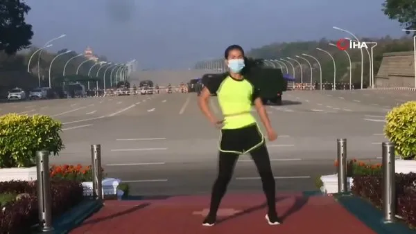Dünya bu videoyu konuşuyor! Myanmar'da darbe yapılırken dans eden kadın sporcu kamerada | Video