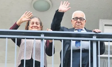 Balkonda bu kez mutluluk pozu