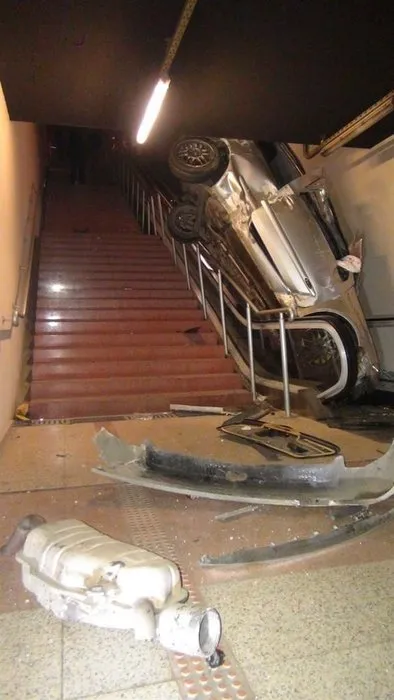 Otomobil metro girişine uçtu