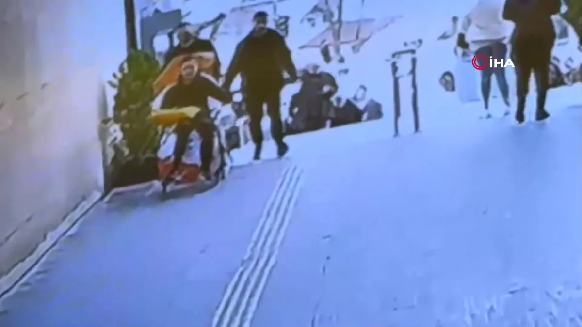 Bursa Adliyesi’ne silahı böyle sokmuş… Kanlı saldırıda 2 kişi ölmüş, 1 uzman çavuş şehit olmuştu videosunu izle Bursa Adliyesi’ne silahı böyle sokmuş… Kanlı saldırıda 2 kişi ölmüş, 1 uzman çavuş şehit olmuştu videosunu izle