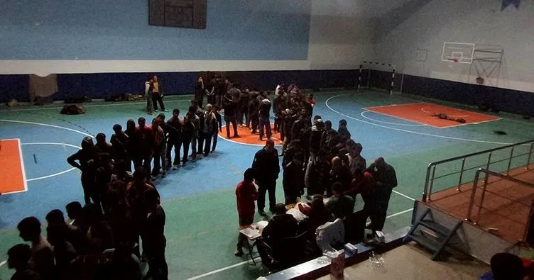 Tosya’da yakalan göçmenler spor salonunda tutuluyor