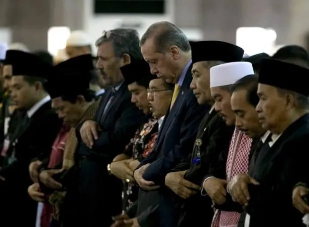 Erdoğan Endonezya’da Cuma namazı kıldı
