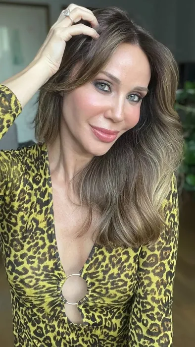 Leopar sevenler burada mı? Demet Şener göğüs dekolteli leopar elbisesi ile tarzını konuşturdu!