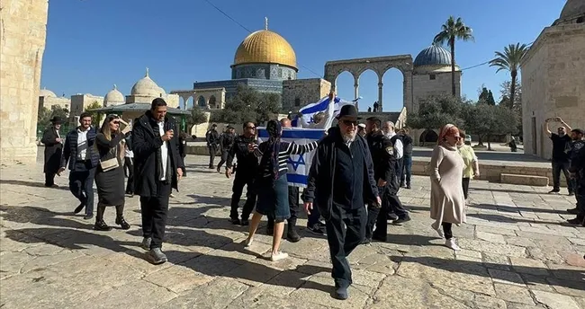 Yüzlerce fanatik Yahudi Mescid-i Aksa’ya baskın düzenledi Yüzlerce fanatik Yahudi Mescid-i Aksa’ya baskın düzenledi