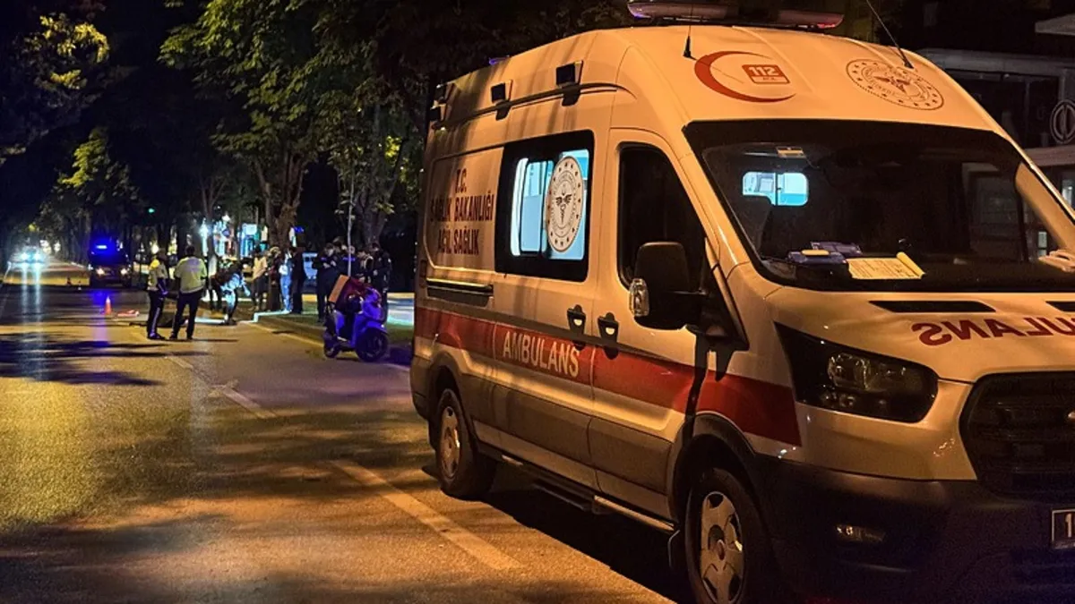 Refüje çarpan motokurye hayatını kaybetti Refüje çarpan motokurye hayatını kaybetti