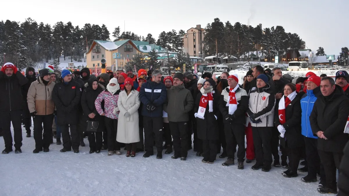 Sarıkamış şehitleri anısına JAK timleri ve komandolar meşaleli kayak gösterisi yaptı Sarıkamış şehitleri anısına JAK timleri ve komandolar meşaleli kayak gösterisi yaptı
