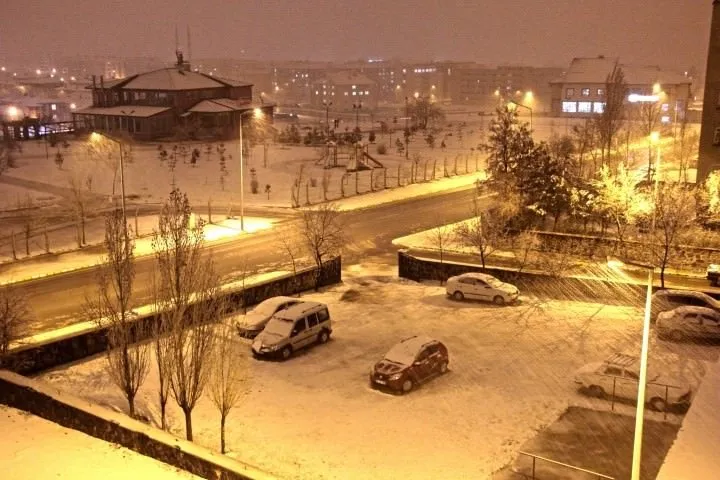Erzurum’a kar yağdı