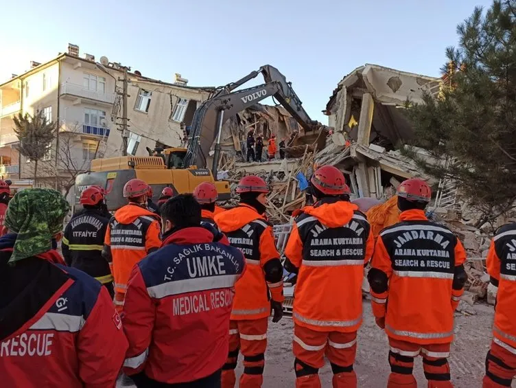 Son dakika haberi: Elazığ ve Malatya’da deprem sonrası ölü sayısı artıyor! Elazığ ve Malatya’da yıkılan binalardan görüntüler