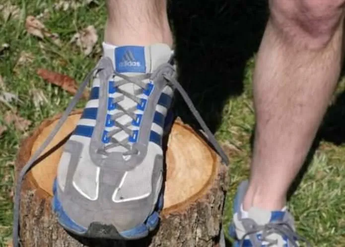 Spor ayakkabılardaki en üst deliğin görevi