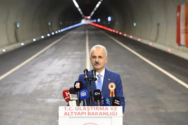 bakan-uraloglu-duyurdu-camlihemsin-tuneli-hizmete-acildi-772-milyon-tl-tasarruf-saglanacak-1786960450594.jpeg