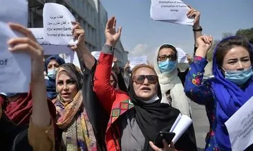 Kabil’de hareketli anlar! Afgan kadınlar sokaklara döküldü