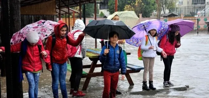 son-dakika-istanbulda-okullar-tatil-edildi-egitime-yagmur-arasi-istanbul-valiligi-acikladi-1761304738483.jpg