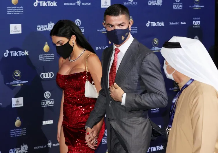 Cristiano Ronaldo ödülleri topladı! Nişanlısı Georgina Rodiguez kırmızı elbisesiyle geceye damga vurdu...