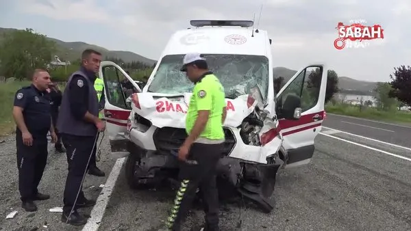 Elazığ’da feci kaza: Ambulans ile hafif ticari araç çarpıştı 2’si polis 6 yaralı | Video