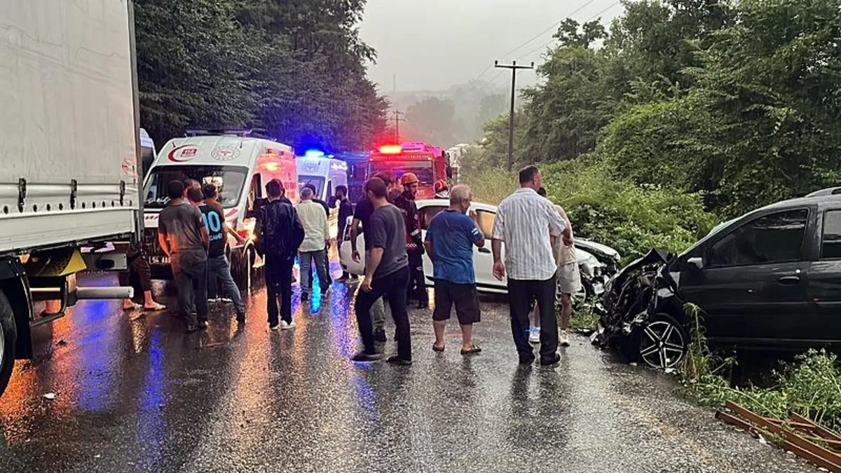 Sakarya’da zincirleme kaza: Ortalık savaş alanına döndü Sakarya’da zincirleme kaza: Ortalık savaş alanına döndü