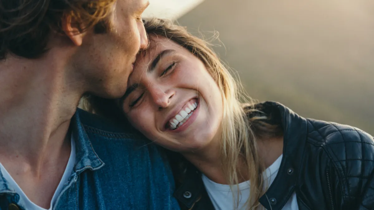 Sözler yalan söyler ama beden asla: Karşınızdakinin size aşık olduğunu gösteren 9 gizli işaret!