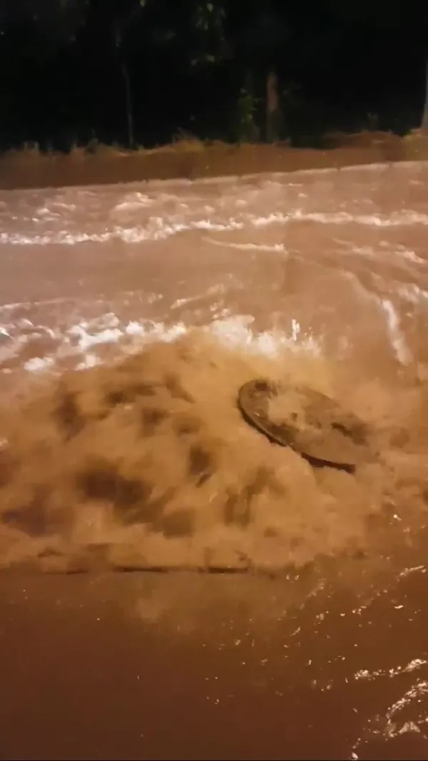 izmir-yine-yagmura-teslim-oldu-mavisehirde-siren-sesleri-korkuya-neden-oldu-1682594575830.jpg İzmir yine yağmura teslim oldu! Mavişehir’de siren sesleri korkuya neden oldu