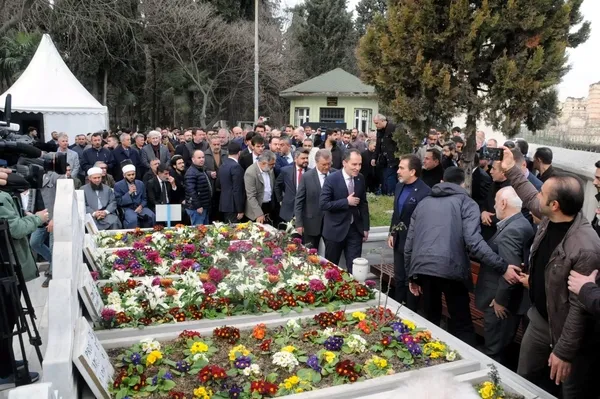 eski-basbakan-erbakan-vefatinin-12-yil-donumunde-kabri-basinda-dua-ve-rahmetle-anildi-1677512662939.jpeg