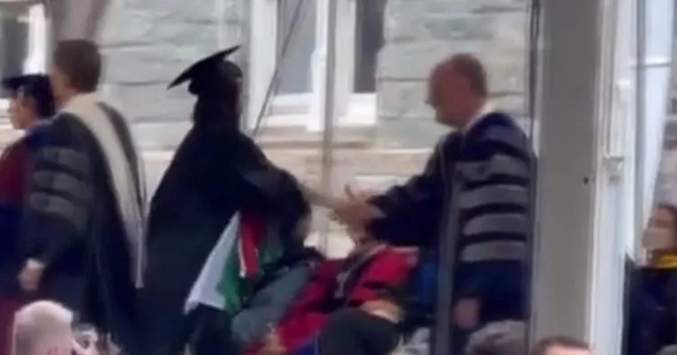 Tokalaşma krizi! Filistinli öğrenci yaptığı hareketle ABD’yi ayağa kaldırdı; elindekine dikkat