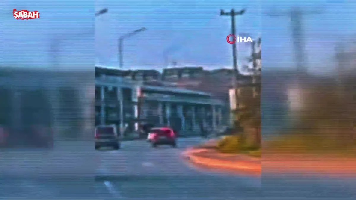 Sürücü aniden şerit değiştirince motosikletler böyle çarpıştı | Video videosunu izle Sürücü aniden şerit değiştirince motosikletler böyle çarpıştı | Video videosunu izle