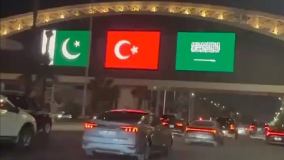 Mekke’de tarihi anlaşmanın coşkusu: Suudi Arabistan gökdelenleri Türk bayrağına büründü