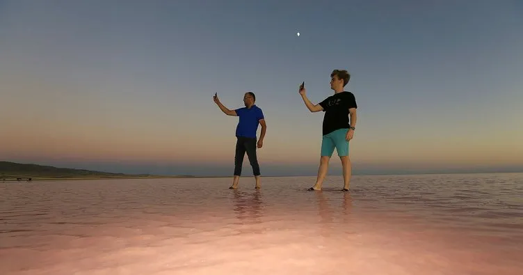 Pembe renge bürünen Tuz Gölü ilgi odağı oldu