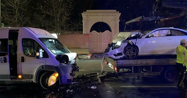 Beşiktaş’ta otomobil ile servis minibüsü çarpıştı: 9 yaralı
