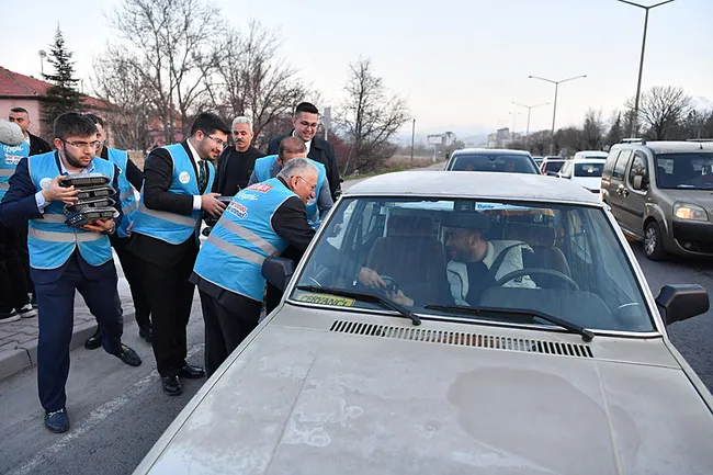 ak-parti-iftara-5-kala-etkinliklerinde-1-milyon-175-bin-iftariyelik-dagitti-1774551865401.jpg AK Parti, 'İftara 5 Kala' etkinliklerinde 1 milyon 175 bin iftariyelik dağıttı