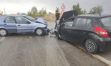 Ankara’da iki otomobil kafa kafaya çarpıştı: 6 yaralı! #ankara